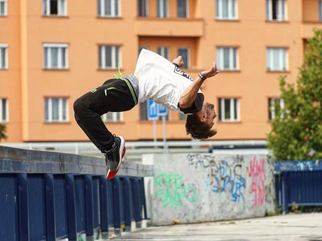 Jak se naučit salto BEZPEČNĚ (back flip, front flip, side flip) – kompletní návod